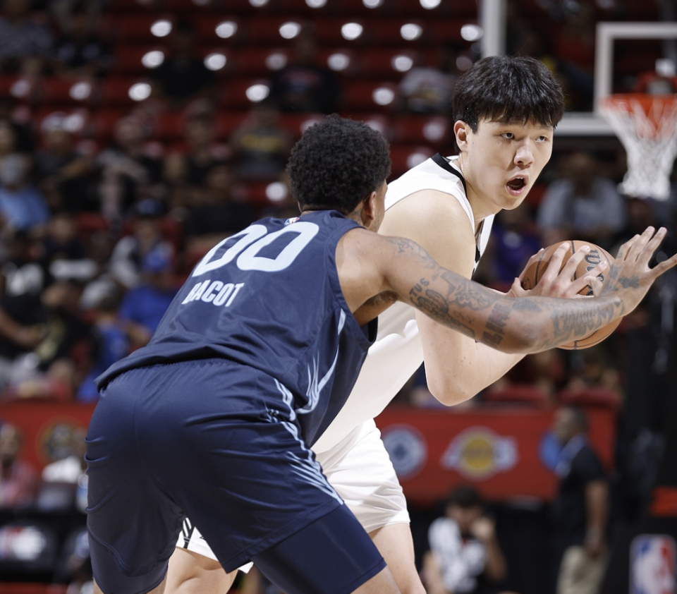 美媒突然改口，批评杨瀚森有4大弱点！不再捧杀他，想当基石太难