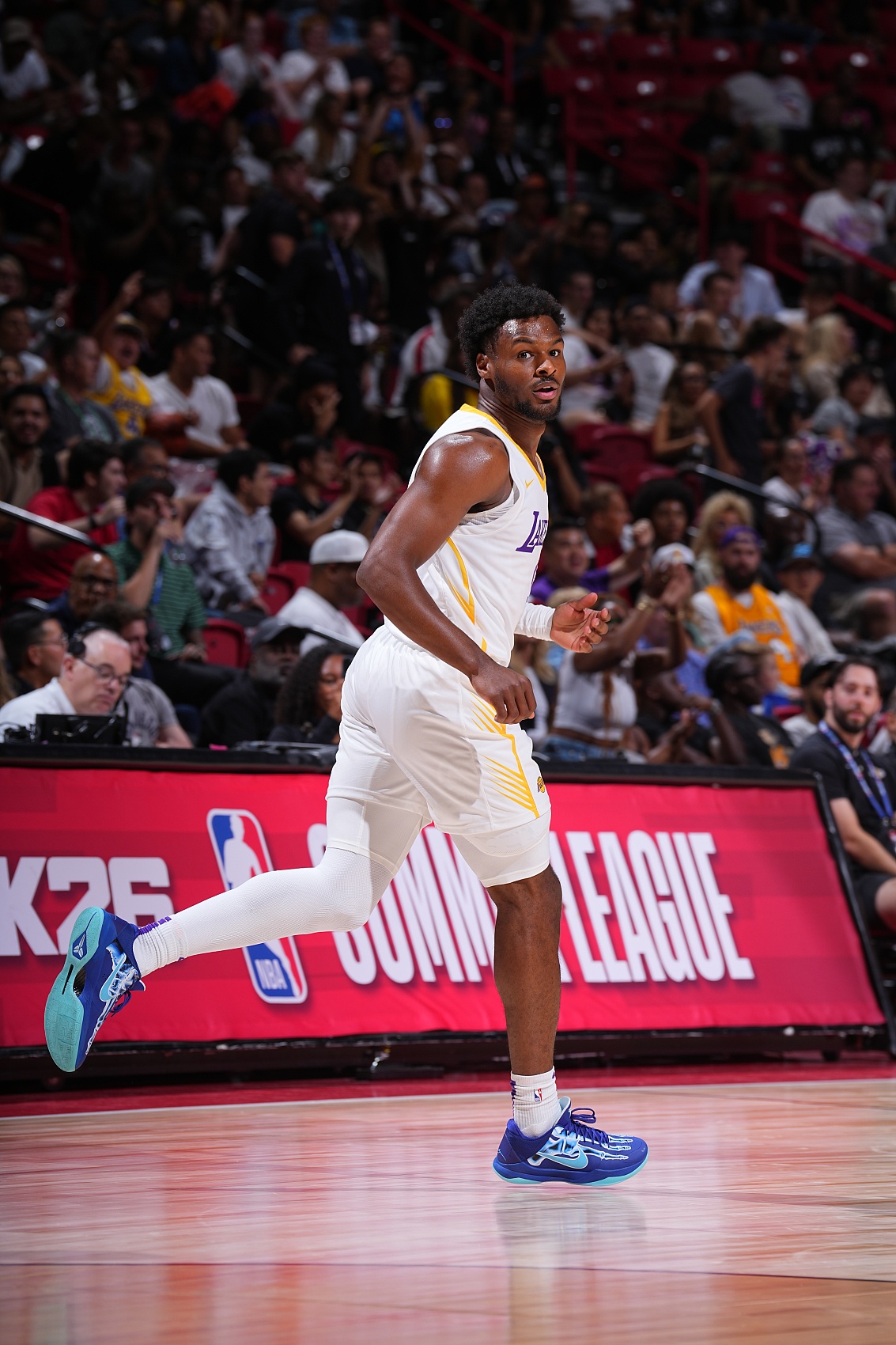 开云体育博彩-夏联生涯最佳战！布朗尼砍17分5板5助大秀技能包 最后时刻略瑕疵