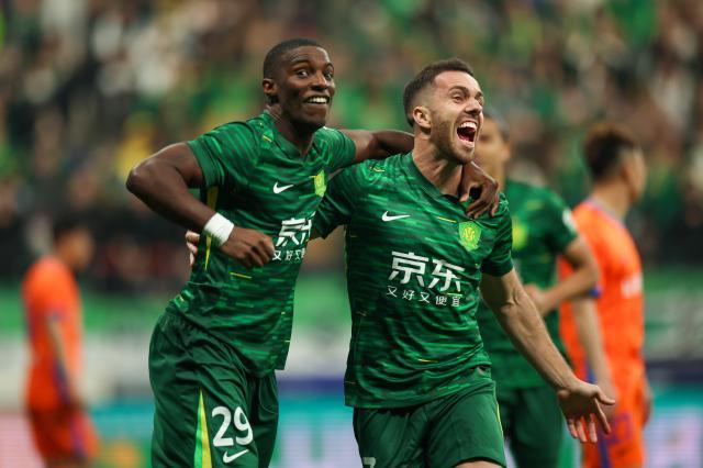 【中超】1场3红！法比奥双响 10人国安6比1胜9人泰山